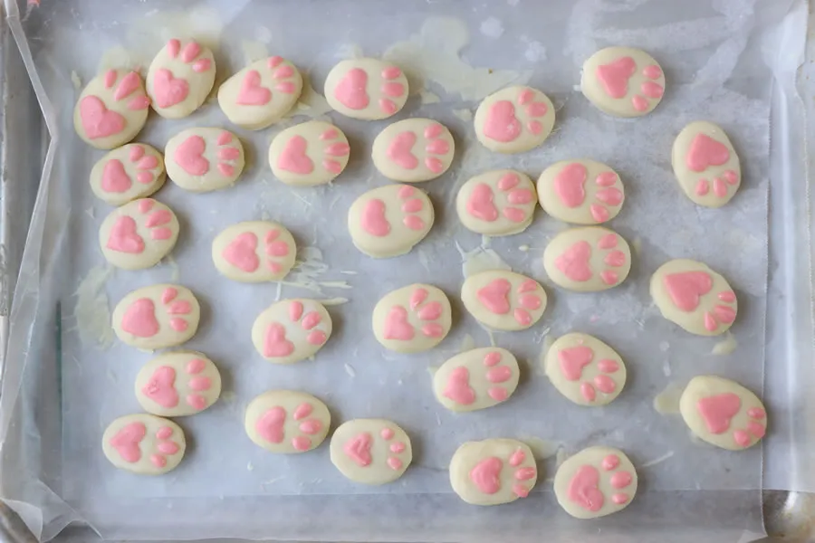 clickbizhub how to make bunny feet with white chocolate and cookies